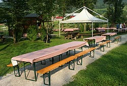 tavoli e panche per feste ragazzi nel verde